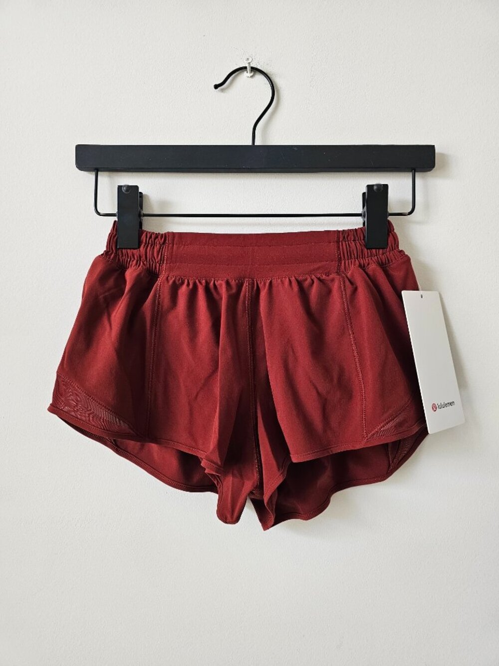 NWT LULULEMON CACH Burgundy Brown Hotty Hot Low Rise Short 2.5" Lined Size 4
